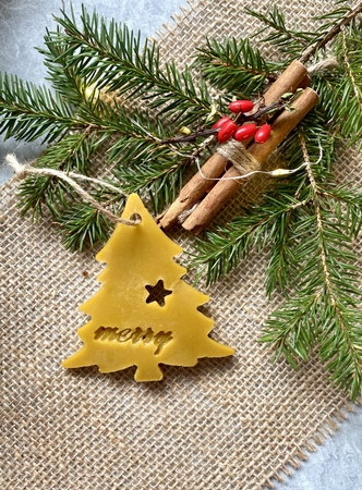 Zawieszka woskowa- choinka większa