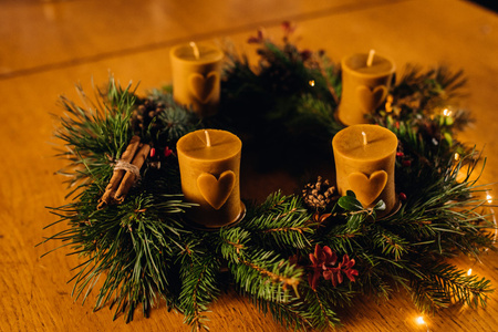 Zestaw świec adwentowych - walce z sercem + Adwentownik