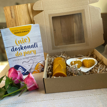 Zestaw  Walentynkwy z podstawką i książką