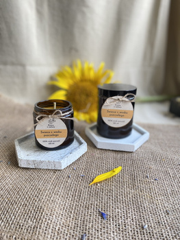 Świeca w brązowym słoju